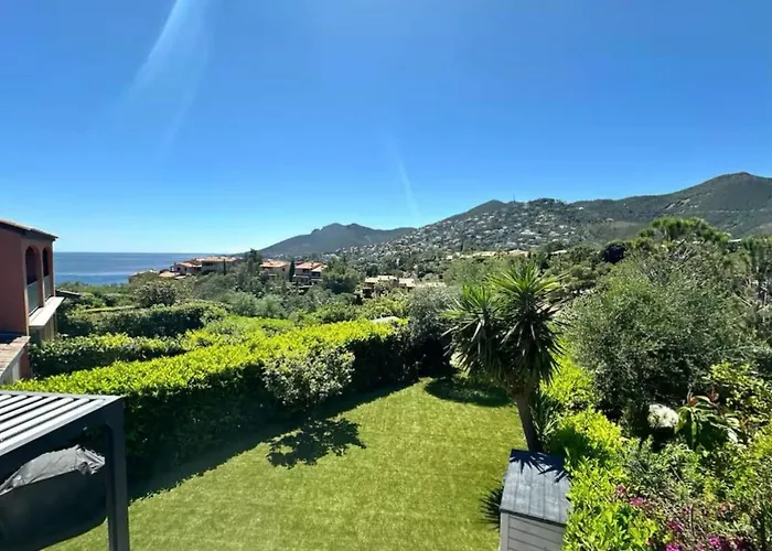 Lägenhet Bright With Terrace And Sea View